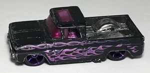 Camion Hot Wheels Custom 62 Chevy 2015 nero con fiamme viola cerchi viola  - Foto 1 di 6