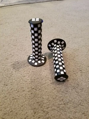 NUEVO BLANCO Y NEGRO VIEJA ESCUELA BMX EMPUÑADURAS DE BICICLETA A CUADROS  Foto 1 de 4