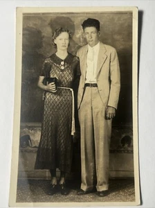 Cartolina fotografica reale coppia SCUOLA sfondo lavagna RPPC coppia - Foto 1 di 11