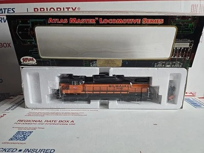 HO Scale 9187 Atlas Milwaukee Road MILW GP-40 Low Nose # 2034 - DC / DCC Decoder - Image 1 of 4