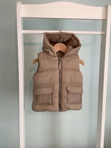 GEORGE BABY JUNGEN 9-12 MONATE HELLBRAUN DINOSAURIER BODYWARMER, WESTE, HERBST 🍂 - Bild 1 von 6