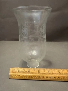 KLARGLAS TRAUBE REBE ÄTZUNG HURRIKAN ÖL PETROLEUMLAMPE KAMIN 2,5" FITTER VTG - Bild 1 von 8