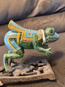 ANTIKES GUSSEISERNES KARUSSELL HÜPFENDER GRÜNER FROSCH Türstopper oder Gartendeko - Bild 1 von 6