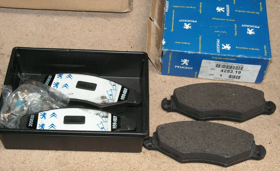 Peugeot 306 New Set Of Front Brake Pads Part Number 4253.19 Genuine Peugeot Part - Image 1 of 1