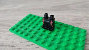 Hanches et jambes avec rayures combinaison rouges 6107232 pièce détaché Lego C06 - Picture 1 of 2