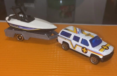 VINTAGE 1999 Matchbox 2000 GM Chevrolet Suburban Emergency Rescue & Police Boat - Image 1 of 4