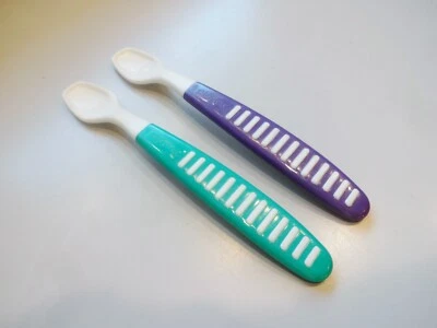 Lote De Colección 2 CUCHARAS PLAYTEX SOFT COMFORT AGARRE SEGURO BEBÉ NIÑOS VERDE PÚRPURA Foto 1 de 4