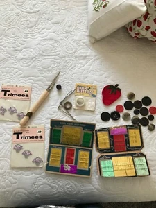 lot vintage sewing supplies, buttons, needles, crochet - Picture 1 of 7