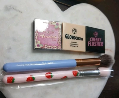 3x W7  HONOLULU Bronzing Powder, Glowcomotion, Cheeky Flusher Mini Set + 2 Brush - Image 1 of 2