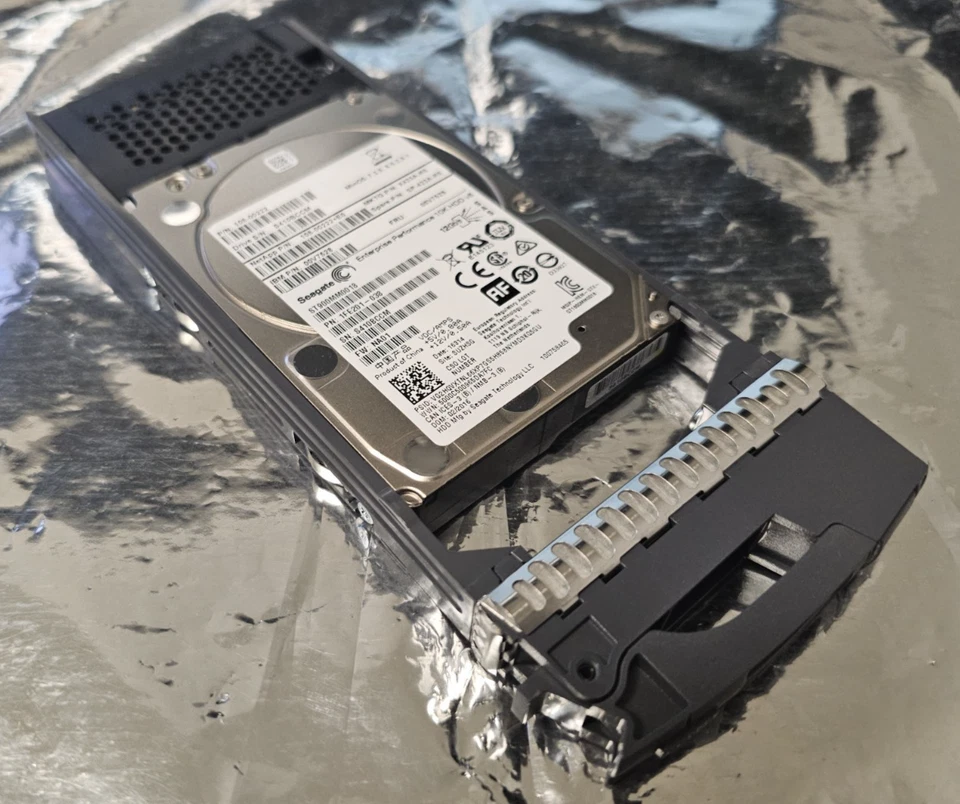 900GB NetApp Seagate ST900MM0018, 10K RPM 12Gb/s 2.5" SAS Hard Drive FRU 00V7529 - Image 1 of 4