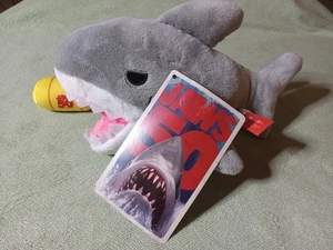JAWS 🦈 50TH ANNIVERSARY PLÜSCHPUPPE MIT FASS SNAPCO 2025 UNIVERSAL STUDIOS NEU MIT ETIKETT - Bild 1 von 3