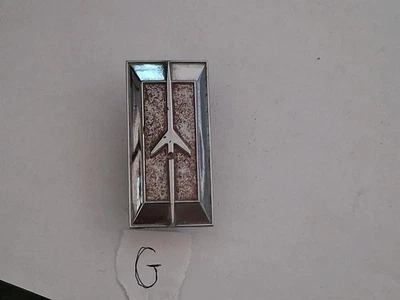 1980 84 OLDSMOBILE OMEGA ПЕРЕДНЯЯ ПАНЕЛЬ ЗАГОЛОВКА ЭМБЛЕМА OEM GM 562229 - Изображение 1 из 4