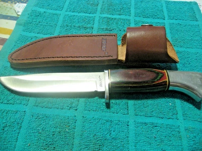 Cuchillo de caza de hoja fija afilada y funda de cuero Foto 1 de 4