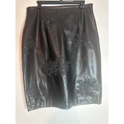Falda lápiz Worthington negra imitación cuero talla 10 detalle de encaje bordado Foto 1 de 4