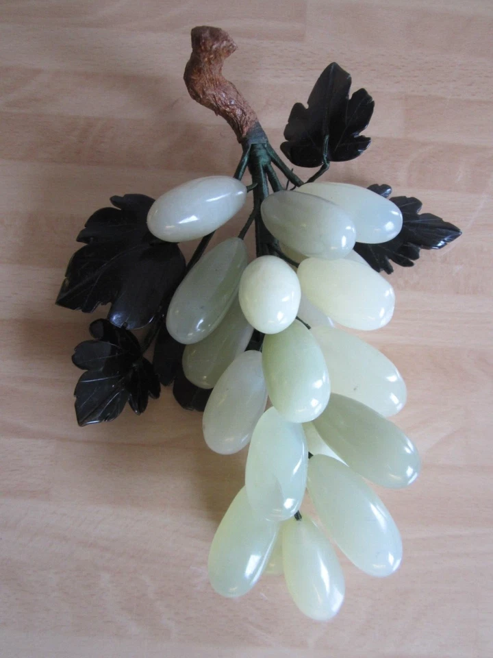Deko-Weinrebe Weintrauben aus Jade - Blätter aus Metall hellgrüner Halbedelstein - Bild 1 von 1