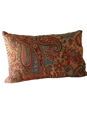 Fundas de jacquard de cachemira roja e inserto/almohada de pluma de ganso 23" L X 14,5" W Foto 1 de 4