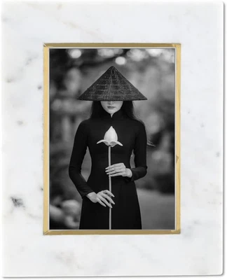 Cruiser's Caché | Фоторамка из белого мрамора и латуни | (внутренняя латунная отделка 5x7) - Изображение 1 из 4