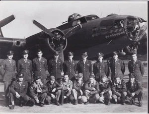 USAAF Boeing B-17F & 18 crewmen 9 mission symbols photo - Bild 1 von 1