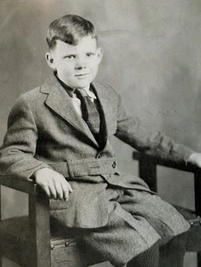 Foto de familia sincera en blanco y negro de colección niño posando en silla fotografía 4x6 - Imagen 1 de 7