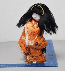 Vintage japanische Kimekomi Puppe in orange Seide Brokat Kimono mit Porzellan Gesicht - Bild 1 von 4