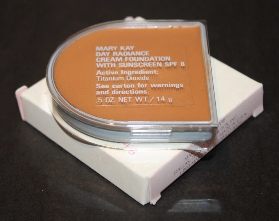 MARY KAY Day Radiance Cream Foundation D .5 oz. Mocha Bronze Sunscreen SPF 8 NEW - Image 1 of 3