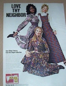 Anzeigenseite 1971 - Singer Nähmaschinen Mädchen Mode Stoffe DRUCK WERBUNG - Bild 1 von 1