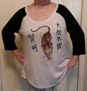 Torrid Women's Top Size 1 Tiger Asian Distressed Graphic T-shirt Black/Beige - Picture 1 of 13