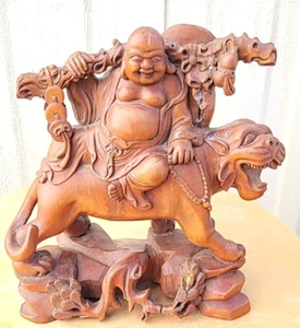 Buddha Maitreya dal ventre grande che cavalca una tigre 清代黄杨木雕骑虎大肚弥勒佛 m1 - Foto 1 di 7