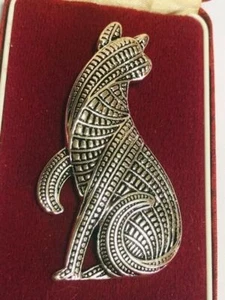 Beautiful Art Deco / Celtic Style Silvery Tone Sitting Cat Brooch Shawl Pin - Picture 1 of 11