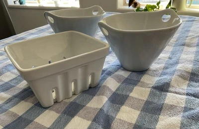 Cuencos de ramen de cerámica blanca Crate & Barrel y 1 fruta/vegetal. Cesta, juego de 3 como nueva Foto 1 de 4