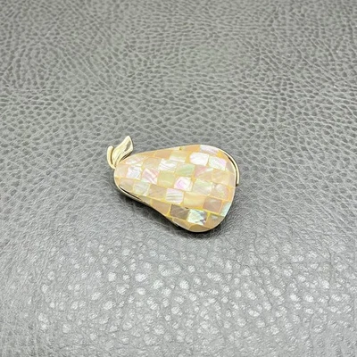 Broche de pera con incrustación de madreperla Liz Claiborne tono dorado prendedor iridiscente 1,75" Foto 1 de 4
