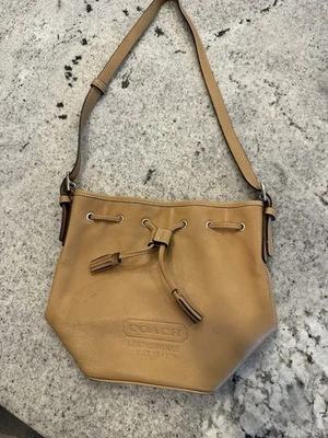 Cartera de hombro vintage Coach de cuero marrón legado con cordón 9165 Foto 1 de 4