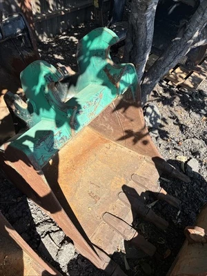 Cucharón Kubota K7428 30" para excavadora KX080 Foto 1 de 4