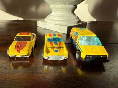 3 Hot Wheels amarillos: 1977 '57 T-Bird, 1978 Porsche Upfront 924 y furgoneta Inside Story Foto 1 de 4