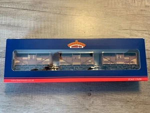Bachmann 37-715 OO Gauge Triple Pack 8 Ton Cattle Wagon BR Bauxite Weathered - Foto 1 di 8