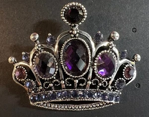 Spilla corona 2,25"" x 2"" tono argento con strass viola - Foto 1 di 2