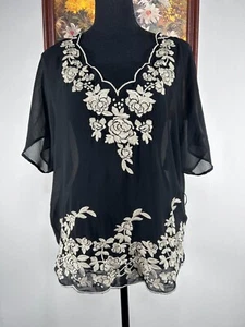 Fliegende Tomatenbluse Damen klein gerippter Hals schwarz Blumenstickerei durchsichtig - Bild 1 von 11
