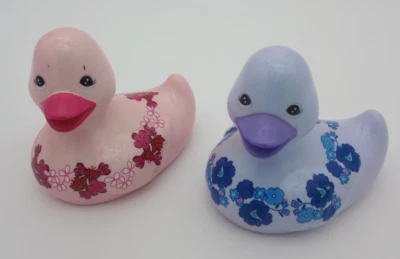 Bath & Body Works Rubber Duck Ducky 5,5" x2 azul e rosa - Imagem 1 de 3