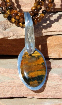 Colgante ojo de tigre. Setting is a Demitasse Vintage Chapada en Plata de Ley Foto 1 de 4