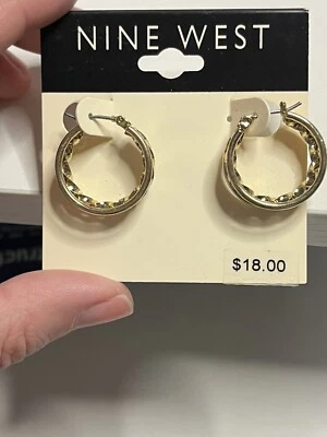 Nuevos pendientes de aro Click-It retorcidos tono oro Nine West Foto 1 de 4