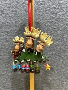 Adorno de resina Kurt Adler para personalización alce familia de 3 con árbol   - Imagen 1 de 8