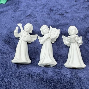 Set 3 Angeli Bianchi Porcellana Natalizia Lira, Chitarra, Coro, 5,5” Inarco Leggi - Foto 1 di 10