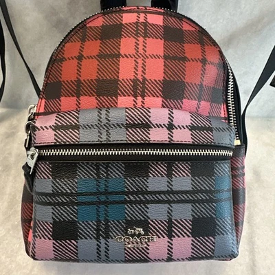 MOCHILA COACH MINI CHARLIE EN LONA RECUBIERTA A CUADROS ROSA ROJO AZUL NEGRO Foto 1 de 4