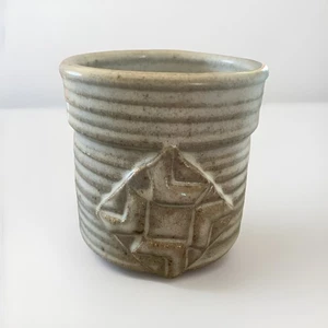 Studio Art Pottery Applied Quilt Design Tasse Becher 8 Unzen Signiert - Bild 1 von 6