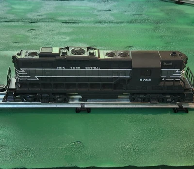 William's New York Central #5768 GP-9 Diesel (Nonpowered) Locomotive - Image 1 of 4