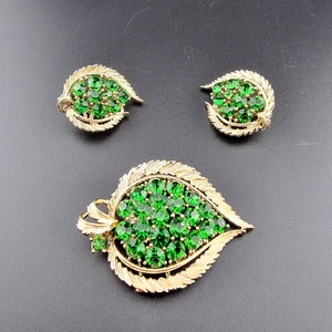 Vintage Lisner Signed Green Rhinestone Gold Tone Pin Clip On Earrings Set - Picture 1 of 8