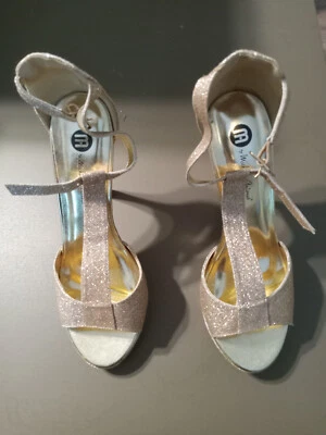 Sandalias Michael Antonio Oro Stiletto T-Strap Talla 6 Usadas en Excelente Condición Foto 1 de 4