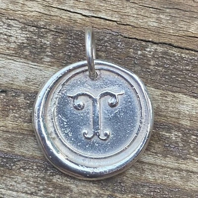 Waxing Poetic Round Initial Silver Charm Letter T Foto 1 de 3
