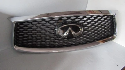 2018-2022 INFINITI QX50 GRADE SUPERIOR EMBLEMA BRANCO 62310-5NA0A FABRICANTE DE EQUIPAMENTO ORIGINAL - Imagem 1 de 4