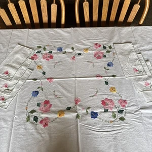 "Mantel cuadrado 50x50"" aplicado y bordado a mano de colección con 6 servilletas a juego" - Imagen 1 de 16